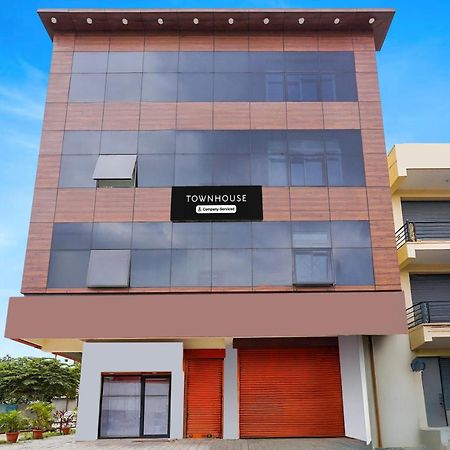 Townhouse Bidadi Formerly Royal Garuda ภายนอก รูปภาพ